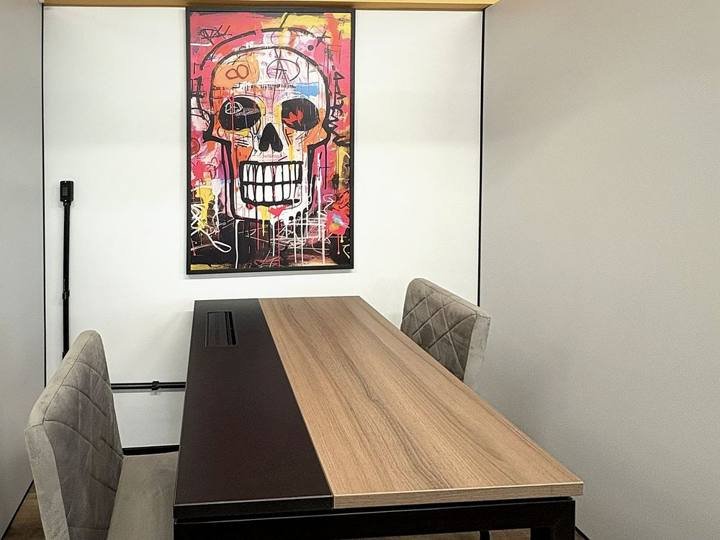 Cabine dupla com mesa e duas cadeiras
